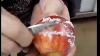 Lo que tienes que saber antes de ver el vídeo viral de las manzanas envenenadas