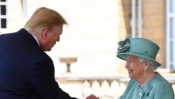 El inexplicable saludo de Trump a la reina de Inglaterra: hay que fijarse bien en las manos