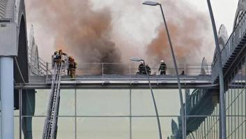 El fuego mantiene el aeropuerto de Alicante cerrado al tráfico