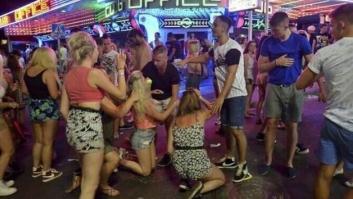 Baleares prohíbe el turismo de borrachera y expulsará a los que hagan balconing