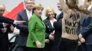 Activista 'topless' horroriza a Merkel y alegra el día de Putin