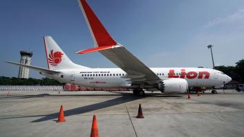 El piloto del Boeing que se estrelló en Indonesia miró desesperado el manual mientras el avión caía