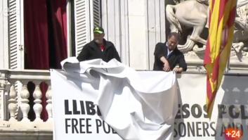 Retiran las pancartas con los lazos de la fachada del Palau de la Generalitat