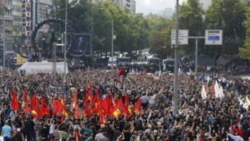 Miles de personas protestan contra el Gobierno cerca del lugar del atentado de Ankara