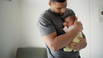 La ampliación de los permisos por paternidad a 8 semanas entra en vigor este lunes