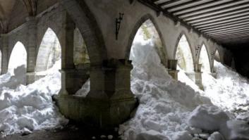 La Colegiata de Roncesvalles, repleta de nieve (FOTOS)