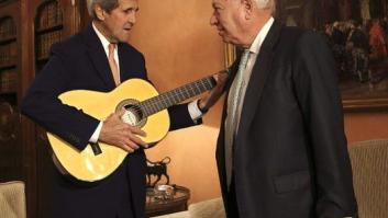 Margallo le regala a Kerry una guitarra española en su primera visita oficial
