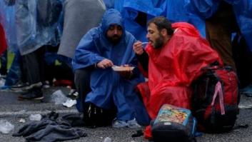 Miles de refugiados, bloqueados bajo la lluvia: "¡Ayudadnos!"
