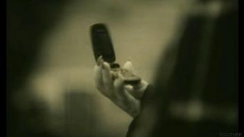 ¿Por qué Adele lleva un viejo móvil con tapa en su video 'Hello'? El director Xavier Dolan responde