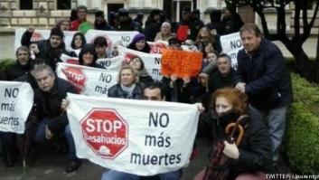 Una treintena de personas protestan frente al Palacio de Carlos V ante la llegada de Rajoy