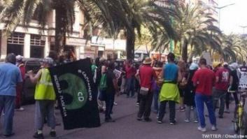 Participantes en la 'Marcha por la Dignidad' hacen un escrache a Carlos Floriano en su domicilio de Cáceres