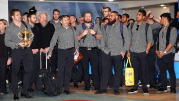 La 'haka' del personal del aeropuerto a la llegada de los All Blacks a Nueva Zelanda