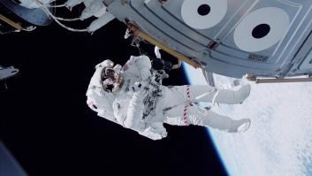 Un problema mecánico deja a un astronauta perdido en el espacio