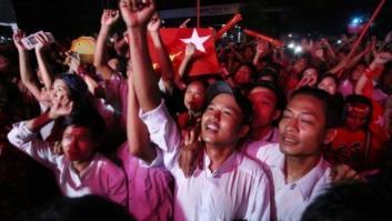 Miles de birmanos apoyan a Aung San Suu Kyi tras las históricas elecciones