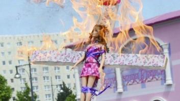 Casa de Barbie en Berlín: la muñeca en llamas y una protesta de FEMEN en la inauguración (FOTOS)