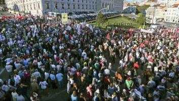 Miles de manifestantes celebran la caída del Gobierno conservador en Portugal