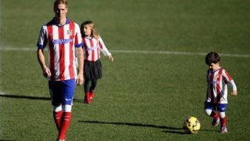 Fernando Torres vuelve a vestir de rojiblanco ante 40.000 aficionados (FOTOS)