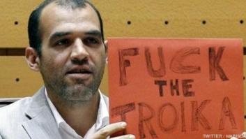 Un senador de IU difunde en Twitter el cartel que enseñó en el Hemiciclo: 'Fuck the troika"