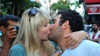 Besos y más besos contra la prohibición de besarse en el Metro de Ankara (FOTOS)