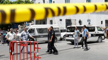 Un policía muerto y ocho personas heridas en un doble ataque suicida en Túnez