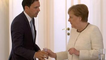 Merkel vuelve a sufrir temblores durante un acto oficial