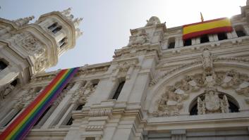 El Ayuntamiento de Madrid desplaza la bandera LGTBi a un lateral