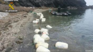 Intervenidos 641 kilos de hachís ocultos en bidones que flotaban en el mar en Almería