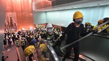 Cientos de manifestantes hongkoneses irrumpen en el Parlamento para reclamar más democracia