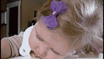 El bebé que pasa de la tristeza infinita a la felicidad en 5 segundos (VÍDEO)