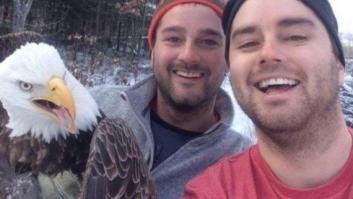 Unos jóvenes rescatan a un águila calva y se hacen un selfie con ella