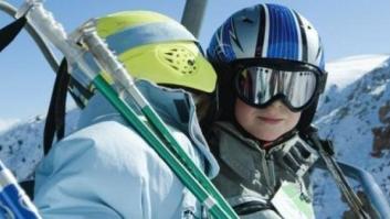 Niños en la nieve: qué ropa y qué complementos básicos necesitan para iniciarse en el esquí
