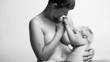 La emotiva foto de una mujer dando el pecho tras una mastectomía