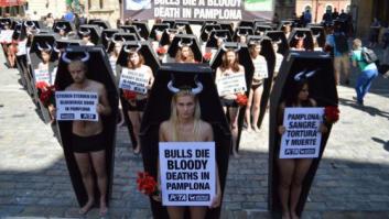 San Fermín 2013: cincuenta personas protestan semidesnudas y en ataúdes contra los encierros (FOTOS)