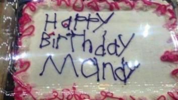 Una simple felicitación en una tarta se convierte en viral. ¿Por qué?