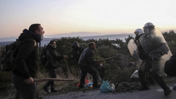 Palos y disparos al agua: así impide la Guardia Costera la entrada de migrantes en Grecia