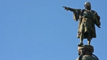 Una estatua de Cristóbal Colón aparece con un pene de plástico en la cabeza