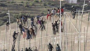 Medio centenar de inmigrantes acceden a Melilla en un salto masivo a la valla