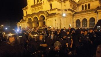 Cientos de manifestantes bloquean la entrada al Parlamento de Bulgaria