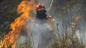 Un incendio sin control en Mallorca obliga a desalojar la localidad de Estellencs