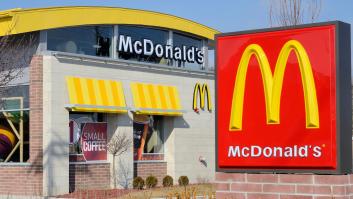 Un hombre viola a una niña de 4 años en los baños de un McDonald's