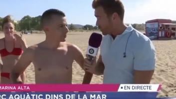 El tremendo 'corte' en directo de este reportero de 'A Punt' a un bañista que se quejó de la playa