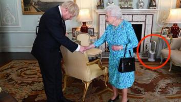 El detalle del que todo el mundo habla en esta foto de Boris Johnson e Isabel II