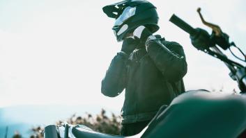 Más sanciones por no llevar casco y guantes obligatorios: el plan de la DGT para reducir las muertes de motoristas