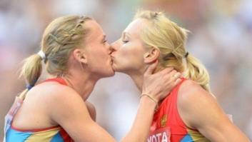 Las atletas rusas que celebraron su victoria con un beso en la boca niegan fines políticos (FOTOS)