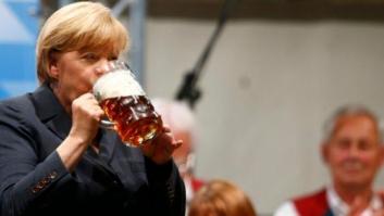 Merkel, criticada por visitar en campaña un campo de concentración y acto seguido una fiesta de la cerveza