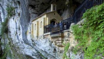 Muere un niño de tres años al caer desde seis metros en el Santuario de Covadonga