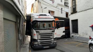 Un tráiler se empotra en una calle semipeatonal del centro de Sant Pol de Mar