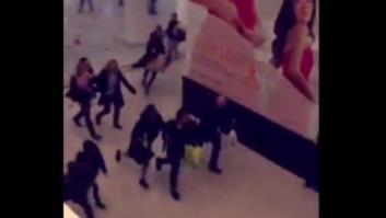 Un hombre con un machete desata el pánico en un centro comercial de Londres