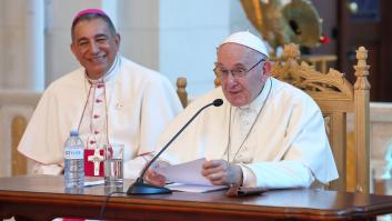 El papa, que administra 10.000 millones en El Vaticano, pide que recemos por una 