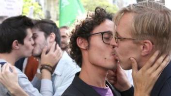 Besos en varias ciudades europeas para protestar contra la homofobia en Rusia (FOTOS)